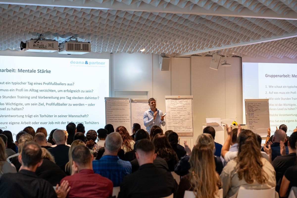 Motivations-Trainer bei einem Seminar vor Publikum